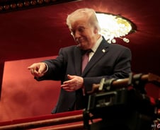 이란 신정체제 그대로인데 트럼프 "정권교체 됐다" 말하는 이유