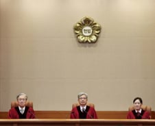 윤석열 전 대통령 파면 1년, 헌재는 커지고 검찰은 쪼개졌다