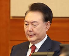 '탄핵 1년' 윤석열 전 대통령, 다시 구속돼 특검 수사…재판만 8개