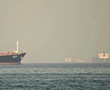 '배럴당 1달러' 1척에 30억씩 뜯는다…이란, 호르무즈 '인질극' 시작