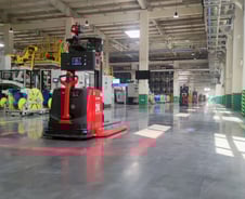 로봇이 사람 대체하기 시작한 중국…"청년 일자리부터 타격"