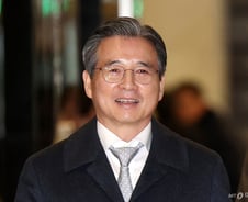 기존 문법과 다르다…靑 정책실장의 '대국민 페북 소통법'