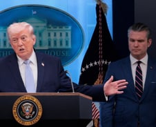 이란 발전소·교량 감싼 '인간띠'...'문명말살 경고' 트럼프 "불법" 불평