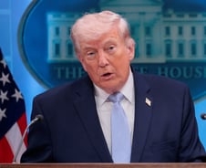 트럼프 "이란, 호르무즈 '통행료' 중단하라"…선박량 제한엔 "비열"