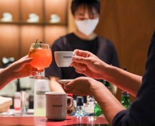 "술이요? 전 카페 가서 마셔요"...'알코올' 품은 커피, 2030 홀렸다