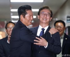 전재수 끌어안은 정청래…"부당한 공격 잘 견뎌줘 감사"