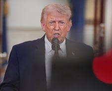 트럼프 "호르무즈 해협 봉쇄" 역공 vs 이란 "위협에 굴복 안 해"