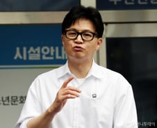 한동훈 "전재수, '까르띠에' 안 받았다고 못해…뇌물 공무원 안 자를 건가"