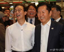 [현장+]"부산 잘살게 해주이소"...정청래·전재수 "이런 환대 처음이야"