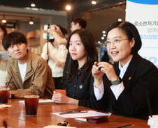 우주 스타트업 찾은 한성숙 장관 "IPO 전 주기 돕겠다"