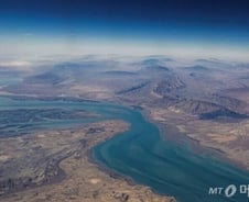 "호르무즈 일시 개방" 숨통 트인 유가…한달만에 배럴당 80달러대