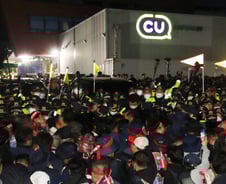 인명 피해에 수 백억원 손실까지..."CU 사태 남 일 아냐" 유통업계 긴장