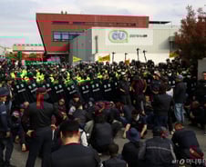 삼각김밥 매대 비었다..."매출 70만원 줄었어요" CU 점주들 '눈물'