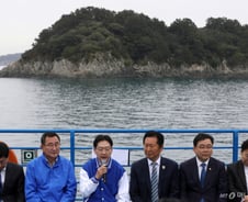 與 바다 위 선상 최고위…정청래 "선거 전략=국민 눈높이와 승리"