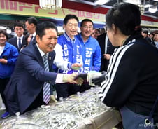 [현장+]"또 오셨네" "팬이에요"…통영 찾은 정청래 "이순신처럼 연전연승"