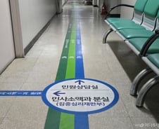 법정 선 10대, 옆엔 변호사 대신 '엄마'..."AI 덕" 나홀로 소송 따라가 보니