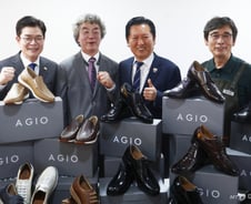 정청래-유시민, 90도 인사하며 책 선물...나란히 정원오 지원사격