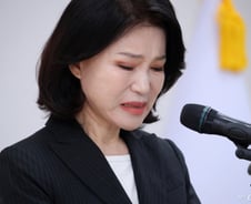이진숙, 울먹이며 "대구시장 불출마…국민의힘 후보에 힘 보탤 것"
