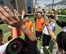 개혁신당, 부산서 오렌지 유니폼에 풋살 한판…"뛰노는 학교 만들자"