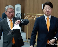 국힘 인물난 속 개혁신당 '조응천 카드'...경기지사 선거판 흔드나