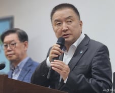 김영환, '컷오프' 딛고 충북지사 후보 '부활'…민주당 신용한과 격돌