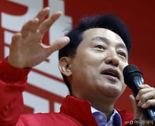 빨간 점퍼 입은 오세훈 "국민의힘 지키는 '까치밥' 되겠다"