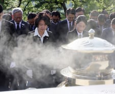 추미애, 경기 의원·후보와 DJ 묘역 참배 "다 함께 승리할 것"