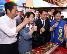 국회 떠난 추미애…정청래 '광폭지원'에 의장 후보군 '선대위 선봉'