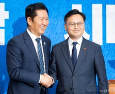 與, 김성범 전 해수부 차관 영입...정청래 "제주 서귀포의 진짜 아들"