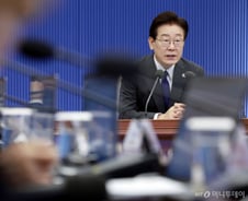 李대통령 지지율 3%P 내린 64%…민주당 46% 국민의힘 21%