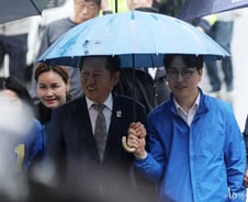 부산서 한 우산 쓴 정청래·하정우…"초심 잃지 않고 열심히 하겠다"