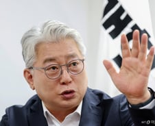[인터뷰]조응천 "'공소취소' 민주·'스틸 윤' 국힘…양쪽 벼랑으로 밀어버리겠다"