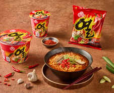 "순두부 넣으니 진짜 맛있다" MZ 입소문 탄 열라면…지난해만 1억개 돌파