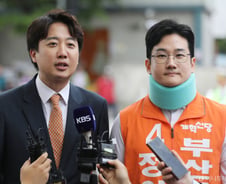 이준석 "30년 전 토론장에 홀로 앉았던 전재수가 기득권 돼 정이한 배제"