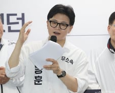 한동훈 "하정우, AI 골든타임 버리고 선거 뛰어…국민배당금 찬성하냐"