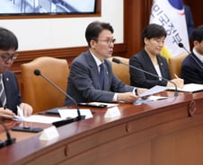김민석 총리, 삼성전자 파업 긴급장관회의…"노사 대화 계속 이뤄져야"