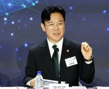 노동부 장관, 삼성전자 긴급조정 발동 가능성에 "대화로 해결해야"
