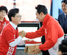 장동혁, 운동화 건네며 "윤용근, 백제의 심장서 나라 지킬 투사"
