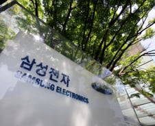 뿔난 삼성맨들 "中에 기술 유출" "의사처럼 줄사직" 엄포...반응 싸늘