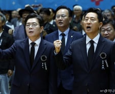 정원오, 주먹 불끈 '임을 위한 행진곡' 제창…"5월 정신 서울서 잇겠다"