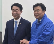국회의장 입성에 수도권 최초 무투표 당선…겹경사 맞은 시흥시 민주당