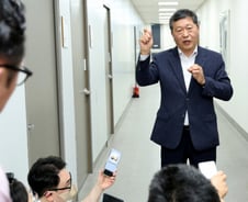 중노위원장 "삼성전자 임금협상 밤 10시 결론…안 되면 조정안 제시"
