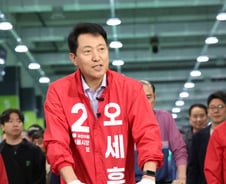 吳, 새벽 배추 나르며 선거운동 시작…"땀흘려 일하는 분들이 존중받는 서울"