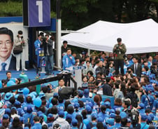[현장+]"원오야, 시장가자!"…왕십리역 광장 덮은 파란 물결