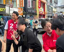[현장+]"한강버스 못타봤는데"…악수 권하는 오세훈에 시민들 반응은?