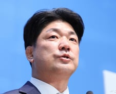 이용, 이광재 '병역기피' 논란 겨냥 …"'군 복무 안 하면 매국' 동의하나"