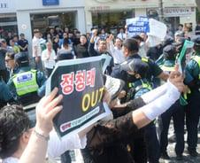 [현장+]"정청래 물러가라" "사당화 반대" 기습시위…혼돈의 與 전북 현장