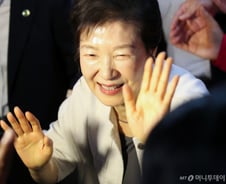 "국힘 도와달라" 박근혜 등판…대구·충청 이어 부산·강원 광폭 행보