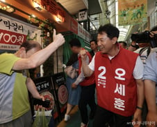 [현장+]외국인도 "He is mayor"…망원시장서 허리 숙인 오세훈