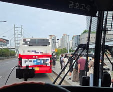 "이 버스 먼저 타요" 기사 솔깃 제안에…"줄 설게요" 중앙대 학생 '훈훈'[오따뉴]